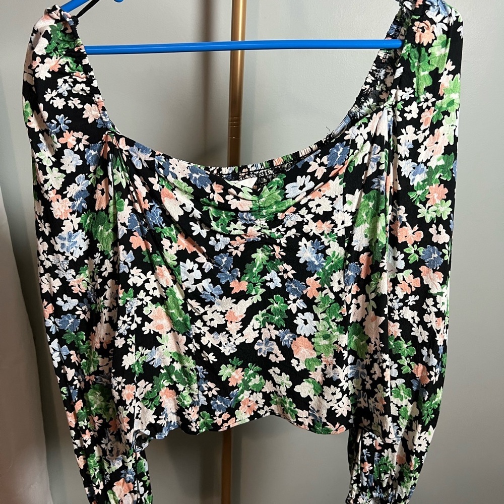 H&M Black and White Crop Blouse with Flutter Sleeves and Ruched Design